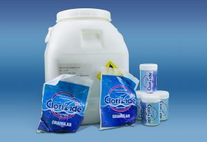 Agente de cloración ácido con acción alguicida